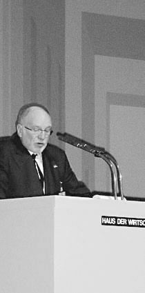 Klaus Karsten hält einen Vortrag